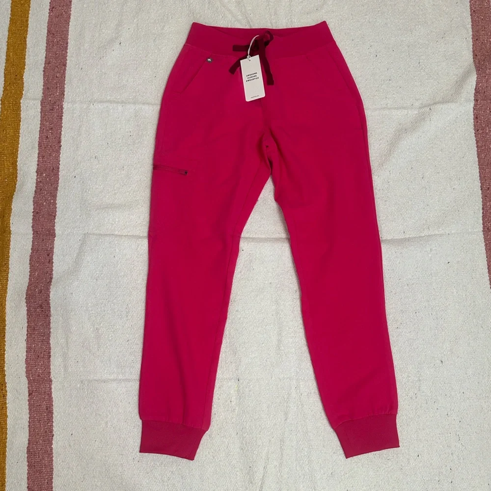 NWT Figs Women's Shocking Pink Scrub Set in Size XS - Picture 12 of 16